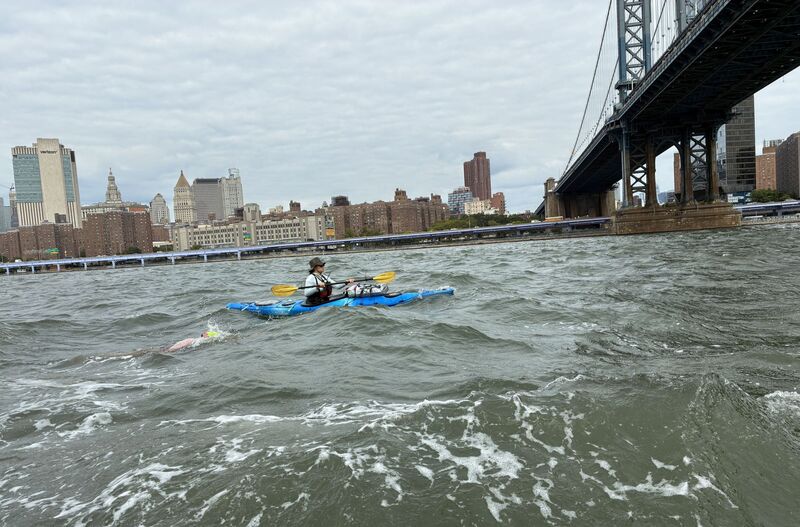 Wind against tide at Brooklyn Bridge in the East River