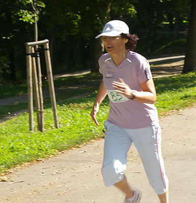 ivana přibíhá s úsměvem